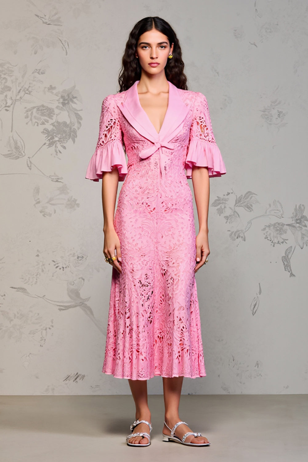 Rosa Brautkleid mit Spitzenrevers und Rüschen