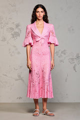 Rosa Brautkleid mit Spitzenrevers und Rüschen