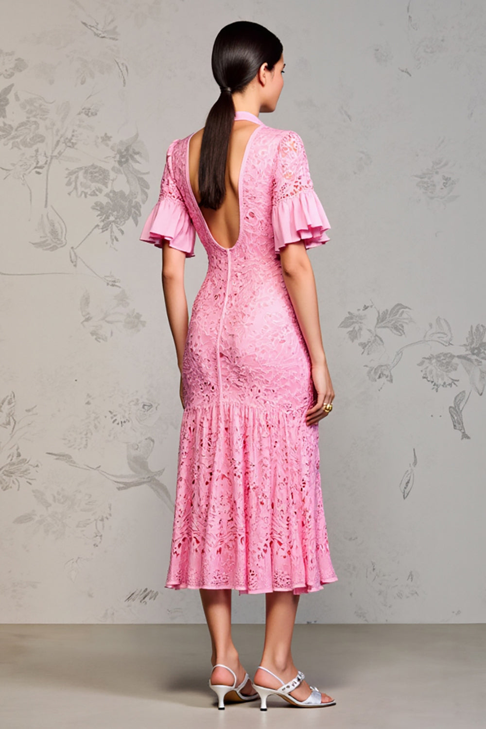 Rosa Brautkleid mit Spitzenrevers und Rüschen
