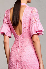 Rosa Brautkleid mit Spitzenrevers und Rüschen