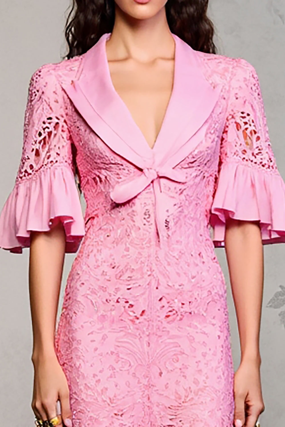 Rosa Brautkleid mit Spitzenrevers und Rüschen
