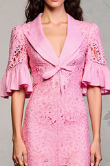 Rosa Brautkleid mit Spitzenrevers und Rüschen