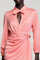 Rosa Satin Gerafftes Hochzeitsgastkleid mit Schleife