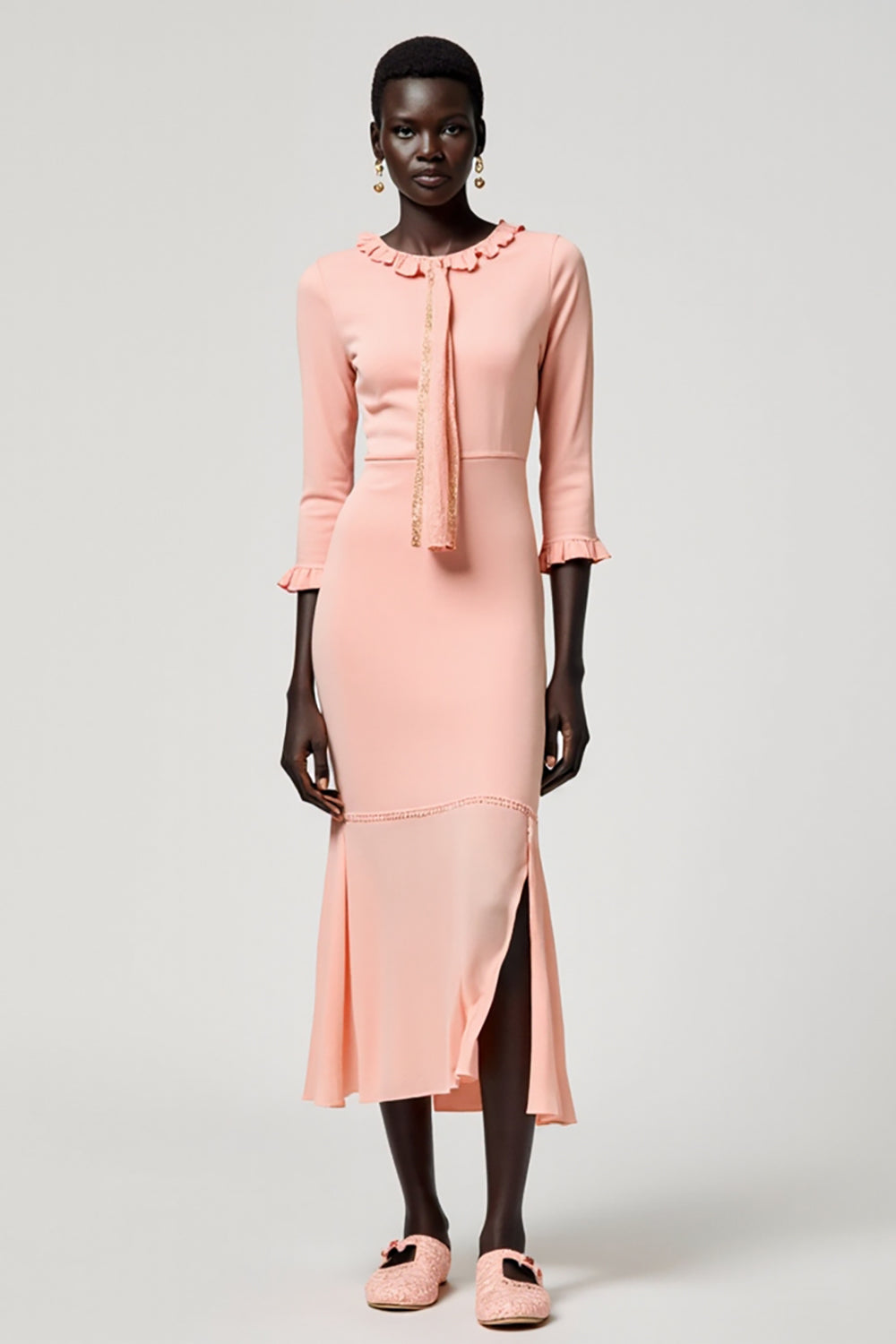 Rosa Langes Etui Hochzeitsgastkleid mit Rüschen und Schlitz