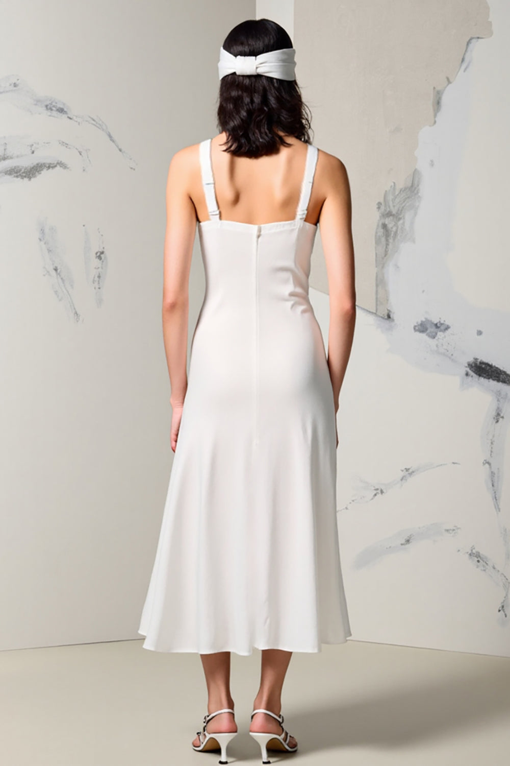 Elfenbein Gästekleid mit Rüschen und V-Ausschnitt und Schlitz