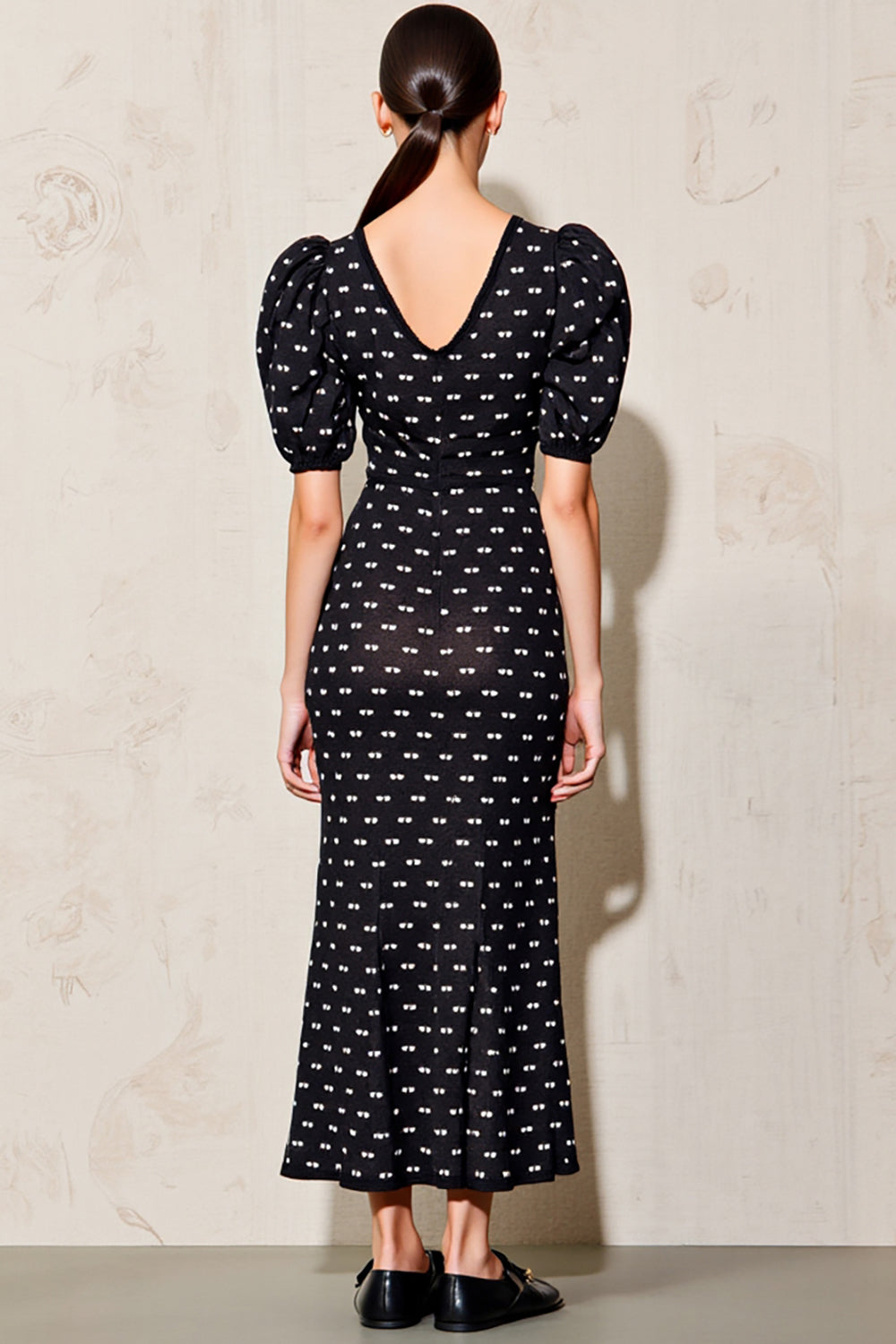 Schwarzes Polka Dot Langes Hochzeitsgastkleid mit Puffärmeln und Gürtel