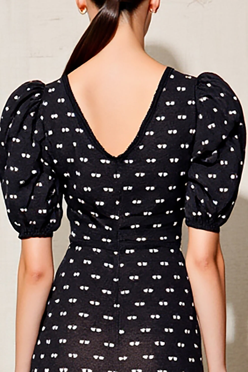 Schwarzes Polka Dot Langes Hochzeitsgastkleid mit Puffärmeln und Gürtel
