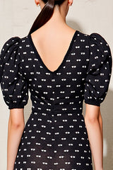 Schwarzes Polka Dot Langes Hochzeitsgastkleid mit Puffärmeln und Gürtel