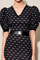 Schwarzes Polka Dot Langes Hochzeitsgastkleid mit Puffärmeln und Gürtel