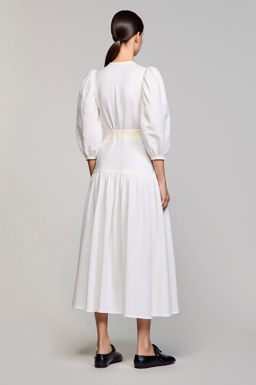 Langärmeliges Weißes Hochzeitsgastkleid mit hohem Ausschnitt und Schleife