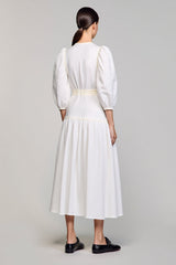 Langärmeliges Weißes Hochzeitsgastkleid mit hohem Ausschnitt und Schleife