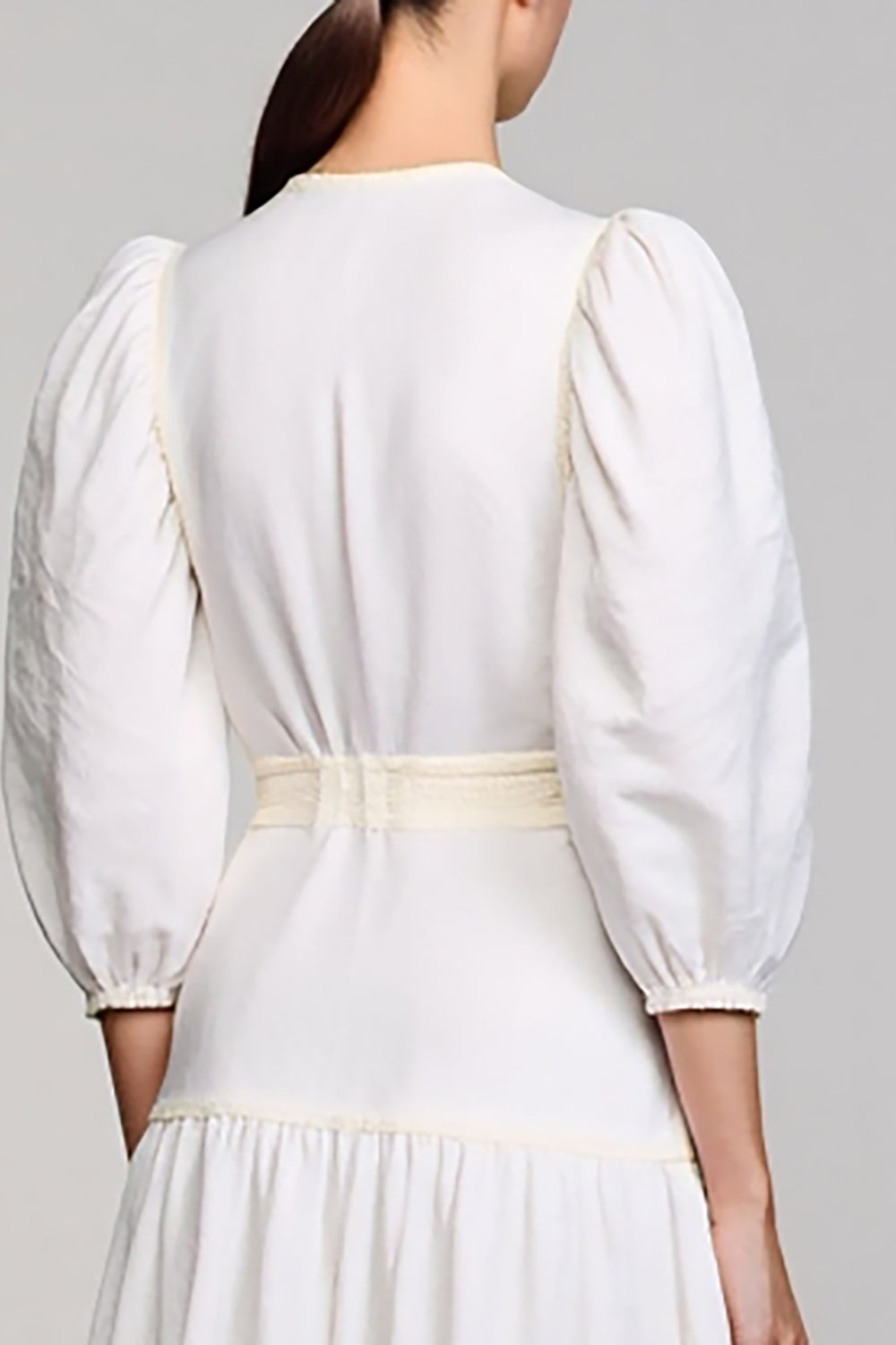 Langärmeliges Weißes Hochzeitsgastkleid mit hohem Ausschnitt und Schleife