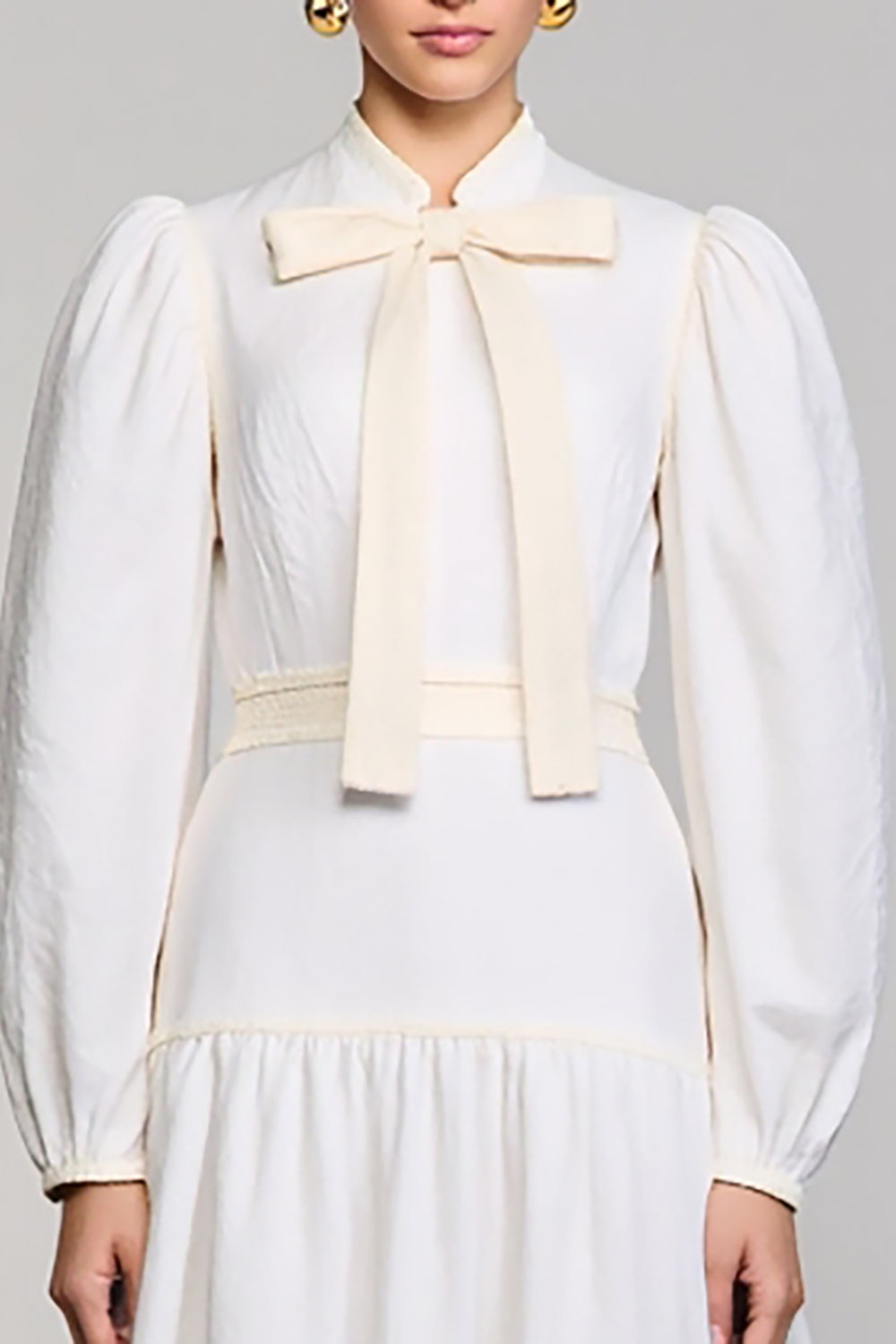 Langärmeliges Weißes Hochzeitsgastkleid mit hohem Ausschnitt und Schleife