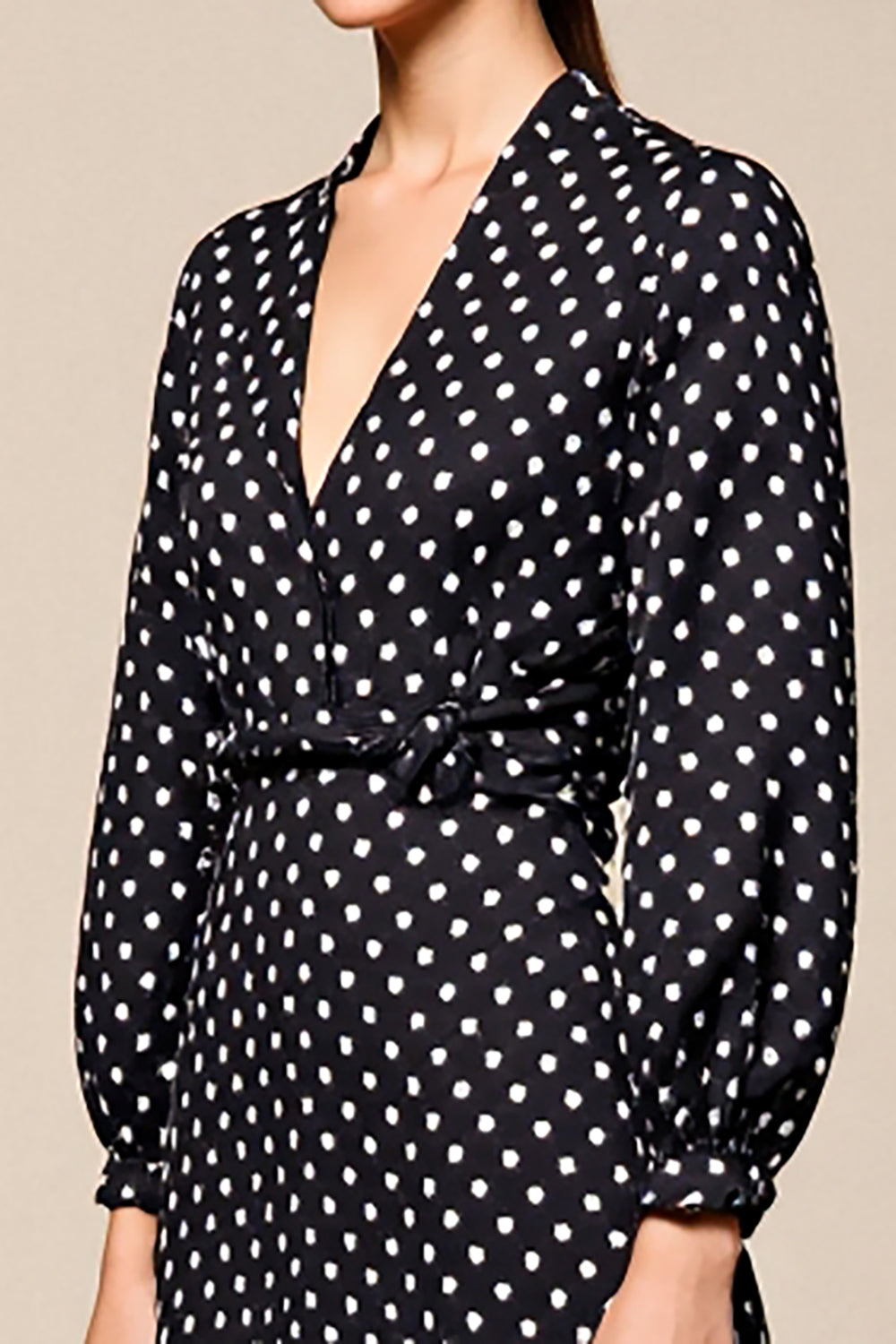 Schwarzes Polka Dot Langarm A-Linie Hochzeitsgastkleid