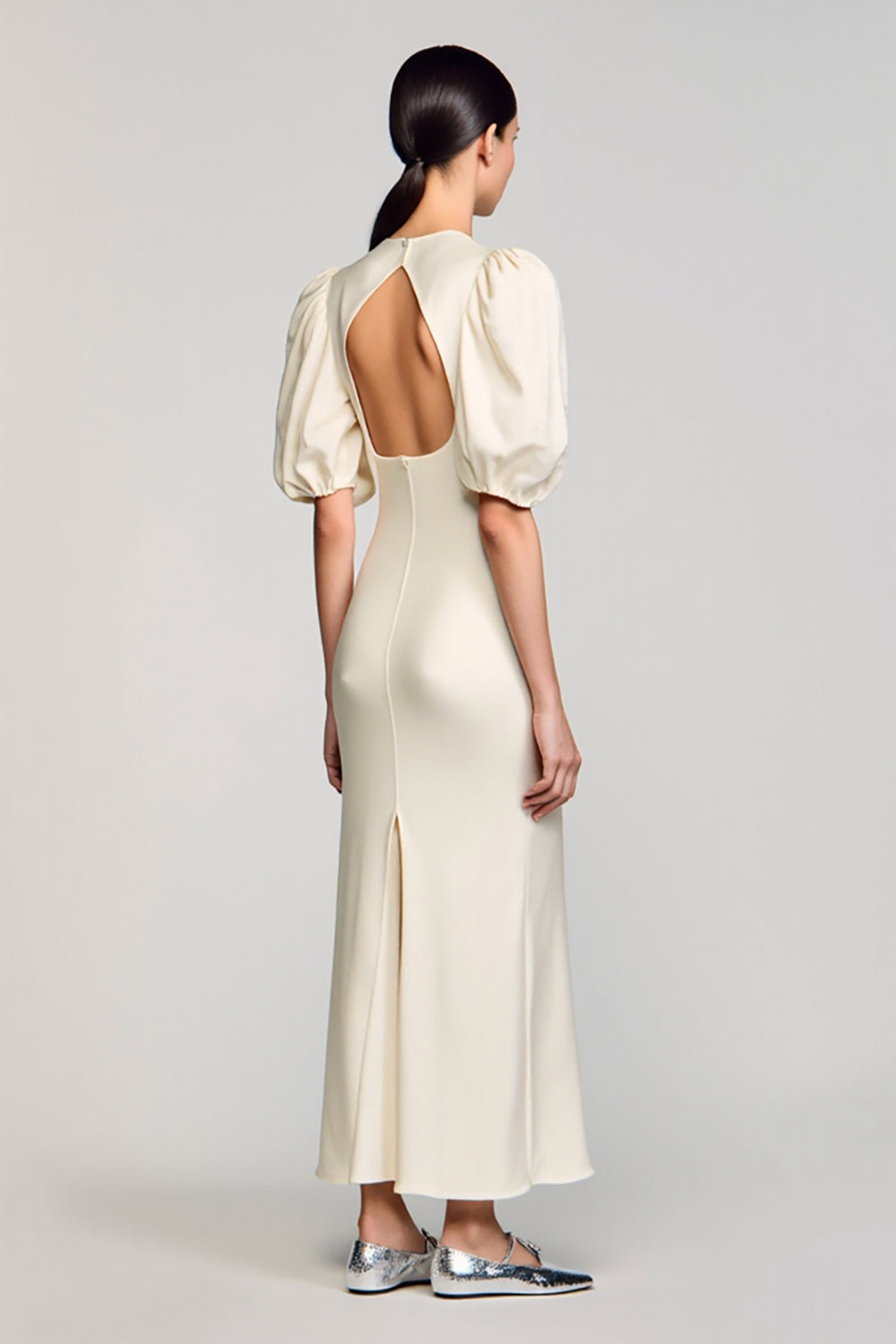 Langes Elfenbein Hochzeitsgastkleid mit Puffärmeln und Schlüsselloch