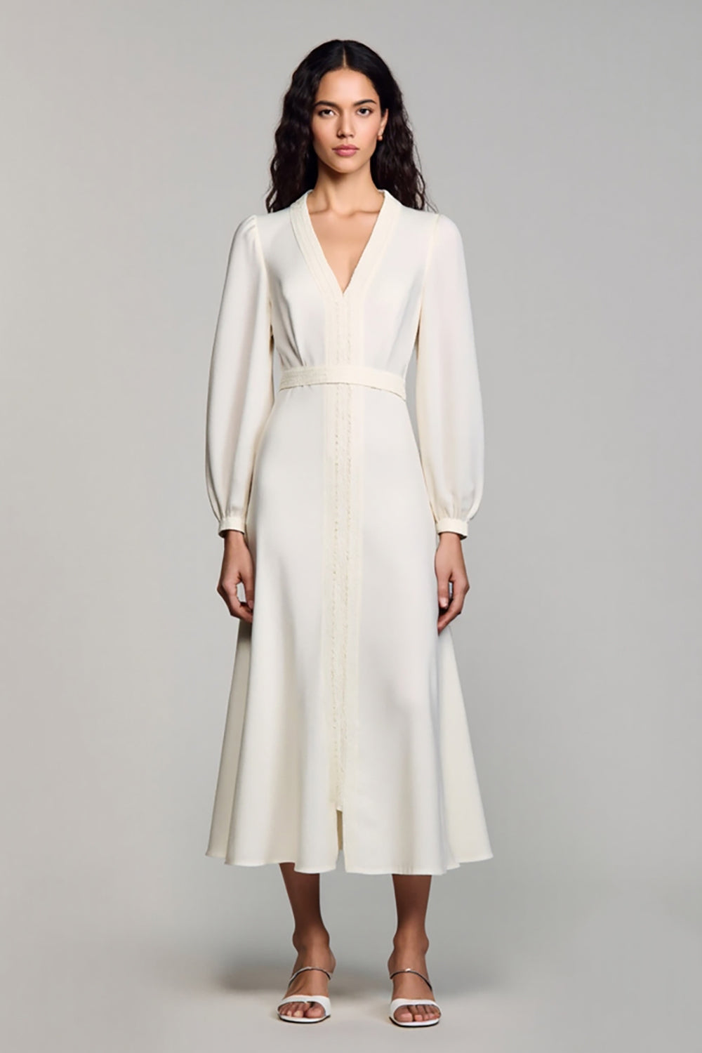 Elfenbein Midikleid aus Satin in A-Linie mit V-Ausschnitt und langen Ärmeln