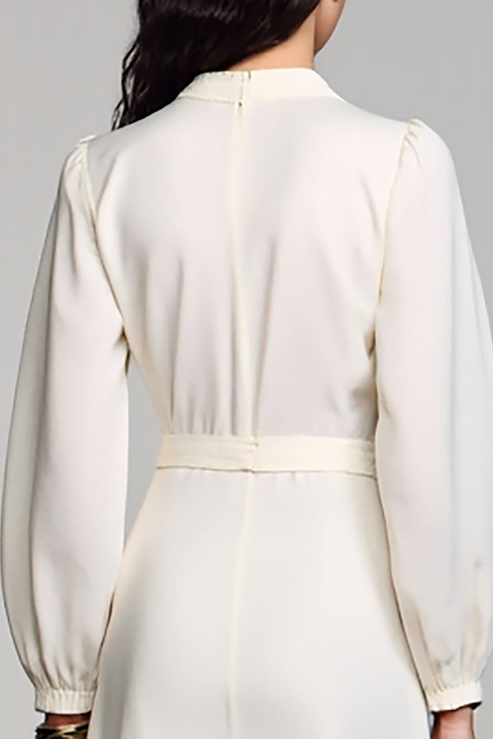 Elfenbein Midikleid aus Satin in A-Linie mit V-Ausschnitt und langen Ärmeln