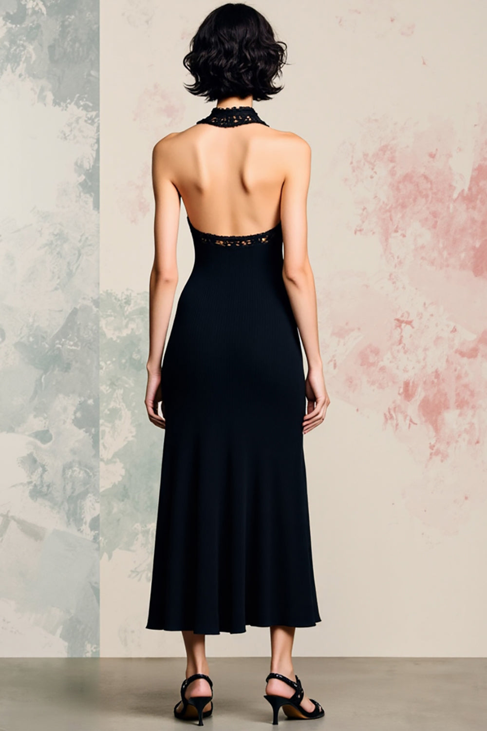 Schwarzes Neckholder Rückenfreies Midikleid aus Satin mit Schlitz
