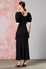 Schwarzes aLnges Partykleid mit Rundhalsausschnitt und kurzen Ärmeln