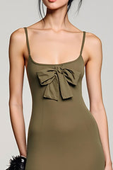 Olive Chiffon Spaghettiträger Hochzeitsgastkleid mit Schleife