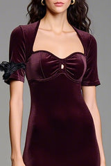 Burgundy Hochzeitsgastkleid aus Samt mit quadratischem Ausschnitt