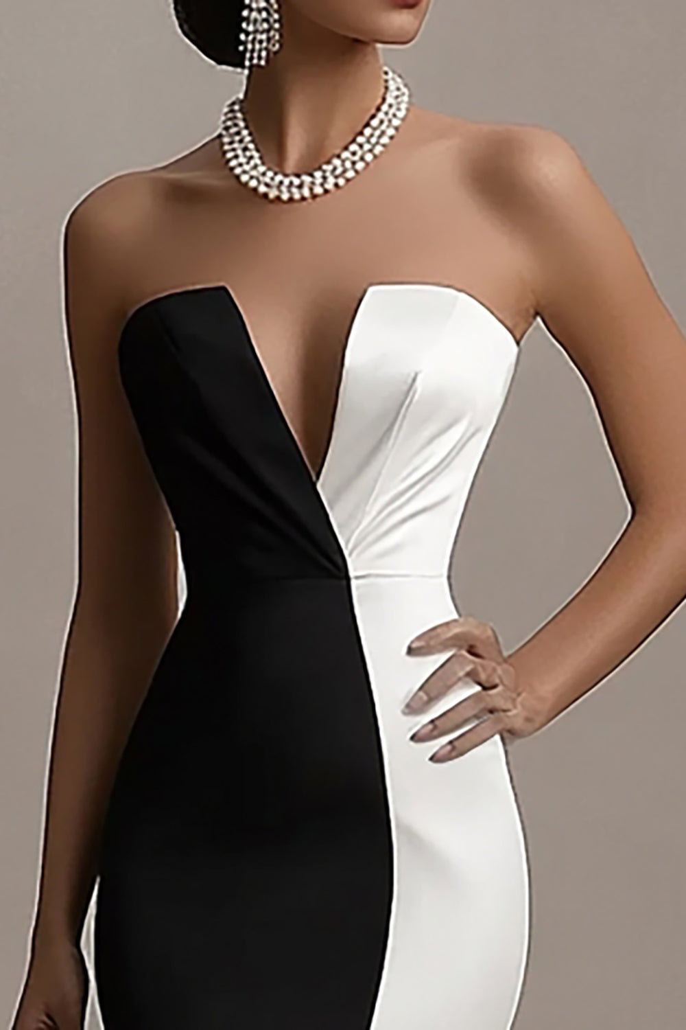 Trägerloses Schwarz-weißes Meerjungfrauen Abendkleid mit Schlitz