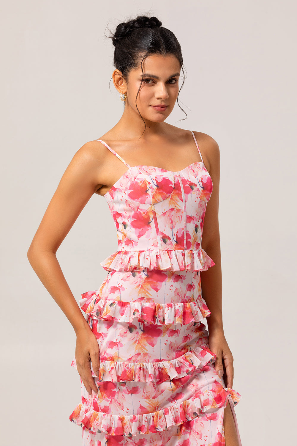 Rosa Langes Etui Blumen Hochzeitsgastkleid mit Rüschen und Schlitz