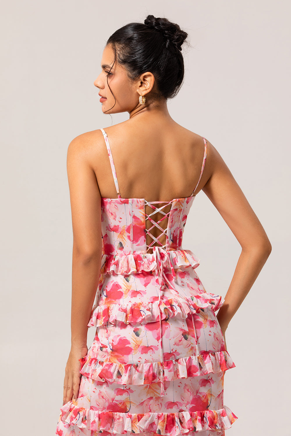 Rosa Langes Etui Blumen Hochzeitsgastkleid mit Rüschen und Schlitz