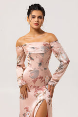 Schulterfreies Blush Blumen Etui Langes Hochzeitsgastkleid mit Schlitz