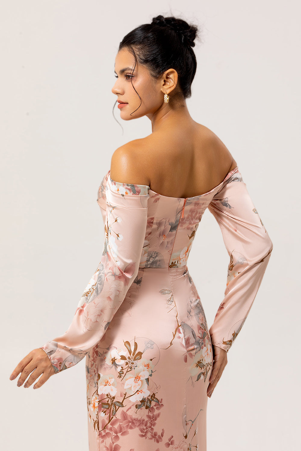 Schulterfreies Blush Blumen Etui Langes Hochzeitsgastkleid mit Schlitz