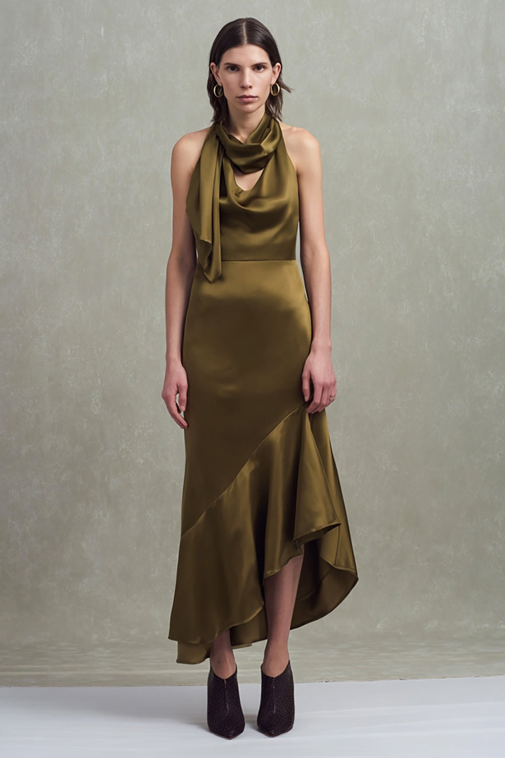 Olive Satin Etui Langes Ballkleid mit Rüschen