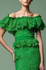 Grünes Ballkleid aus Spitze mit Puffärmeln und Rüschen