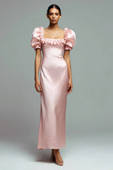 Rosa Langes Ballkleid aus Satin mit Rüschen und Ärmeln