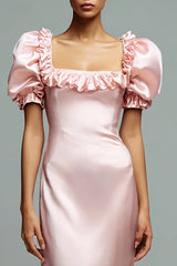 Rosa Langes Ballkleid aus Satin mit Rüschen und Ärmeln