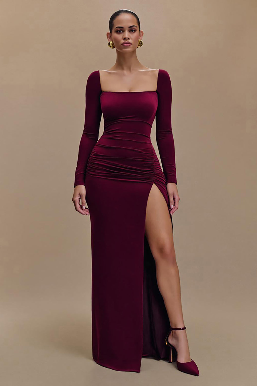 Burgunderrotes Etui Ballkleid aus Samt mit langen Ärmeln und Schlitz