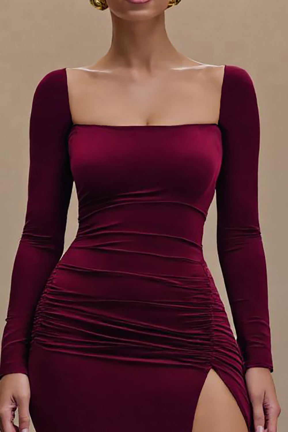 Burgunderrotes Etui Ballkleid aus Samt mit langen Ärmeln und Schlitz