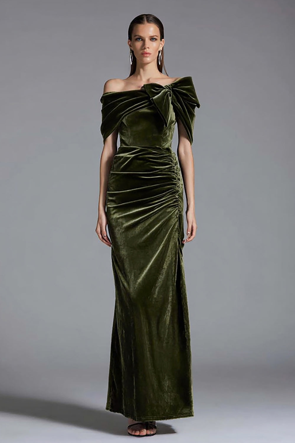 Schulterfreies Olivfarbenes Gerafftes Langes Ballkleid mit Schleife