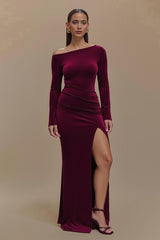 Einschulteriges Bordeauxfarbenes Ballkleid aus Satin mit langen Ärmeln und Schlitz