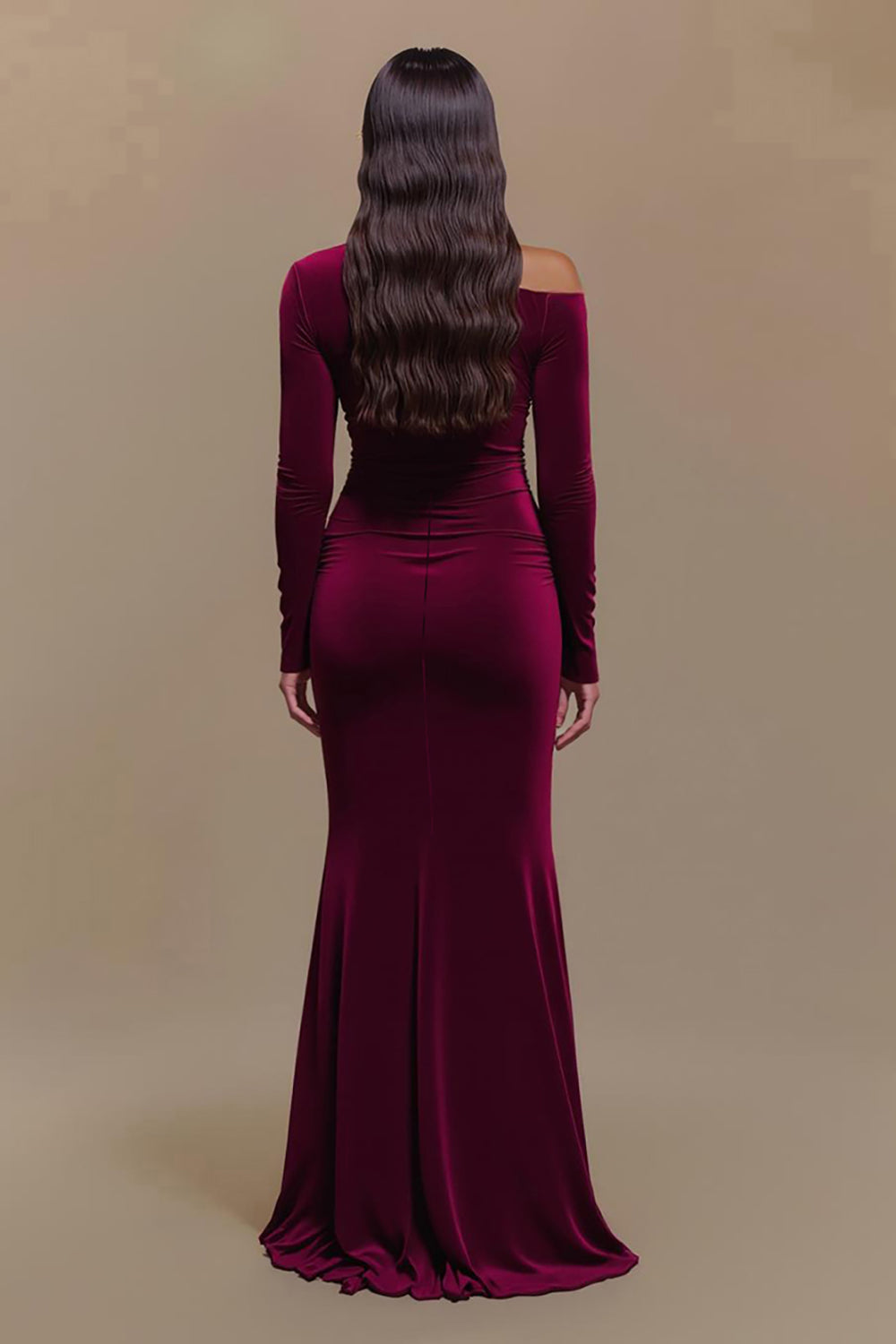 Einschulteriges Bordeauxfarbenes Ballkleid aus Satin mit langen Ärmeln und Schlitz