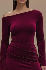 Einschulteriges Bordeauxfarbenes Ballkleid aus Satin mit langen Ärmeln und Schlitz
