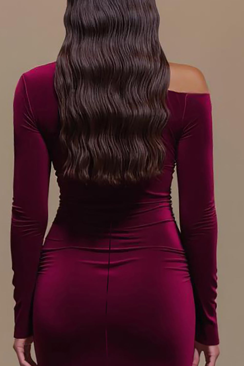 Einschulteriges Bordeauxfarbenes Ballkleid aus Satin mit langen Ärmeln und Schlitz