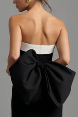 Trägerloses Schwarz Weißes Etui Ballkleid mit Schlitz