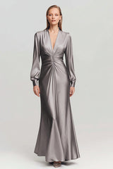 Graues Langes Ballkleid aus Satin mit V-Ausschnitt und Rüschen