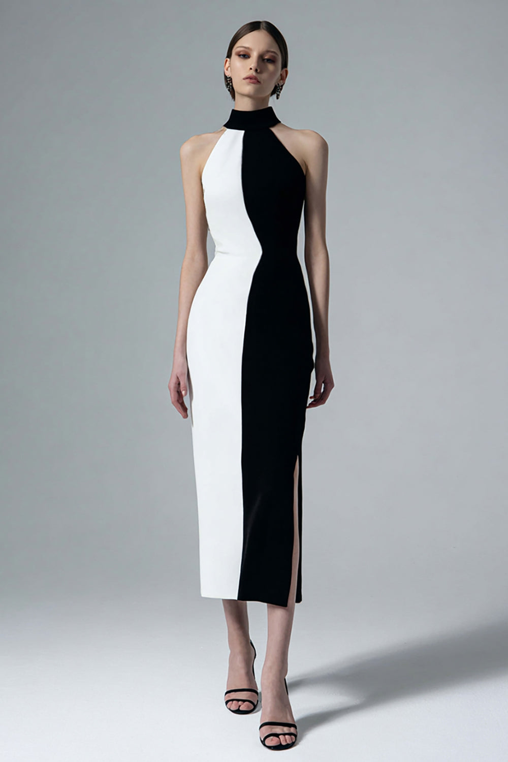 Hochgeschlossenes Schwarz-weißes Midikleid mit Schlitz