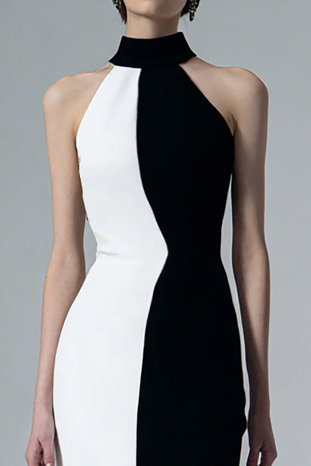 Hochgeschlossenes Schwarz-weißes Midikleid mit Schlitz