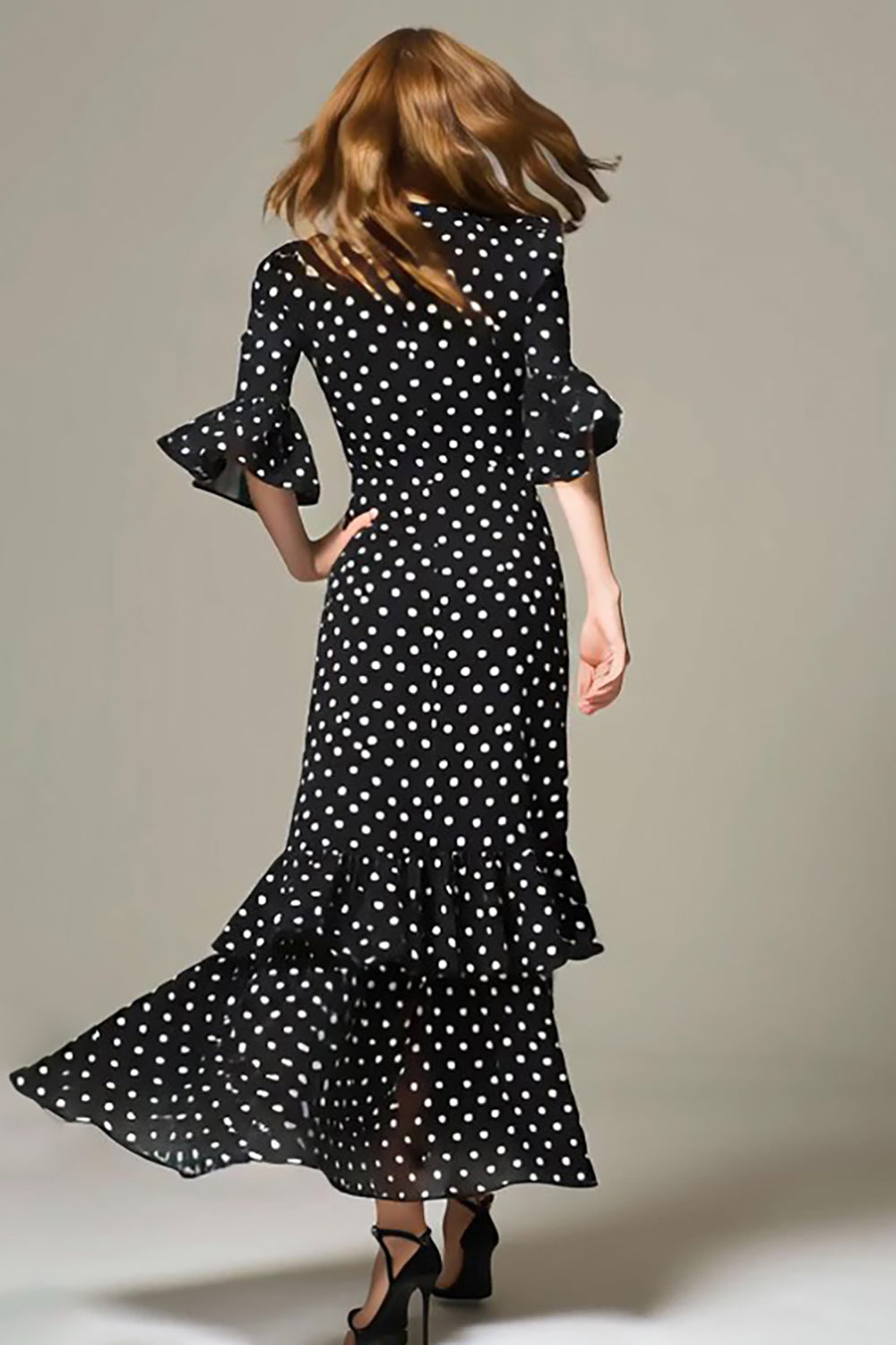 Schwarz-Weißes Gepunktetes Langes Ballkleid mit Rüschen und Ärmeln