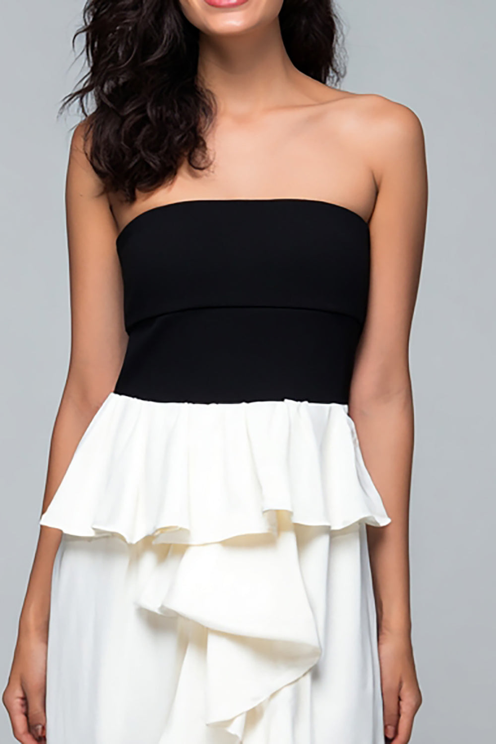 Trägerloses Schwarz-weißes Rüschen Ballkleid mit Schlitz