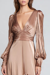 Hellbraunes A-Linie Ballkleid aus Satin mit langen Ärmeln und Rüschen