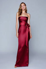 Burgunderrotes Satin Trägerloses Langes Etui Ballkleid mit Schärpe