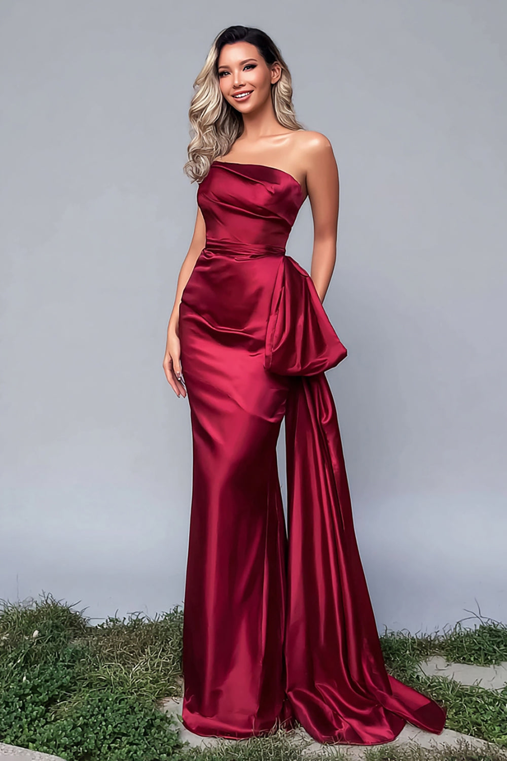 Burgunder Trägerloses Gerafftes Langes Ballkleid aus Satin mit seitlichem Umhang